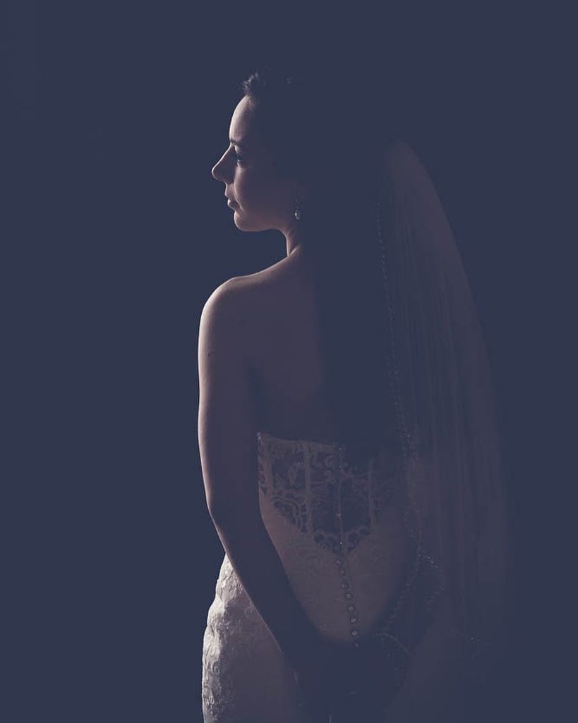 anneedgarphoto's tweet photo. A few ribbons of light for this pretty portrait🙂. #availablelight #makeportraits #createportraits #fineartweddings… https://t.co/Ky55bzIZfY https://t.co/UspqNcdfws