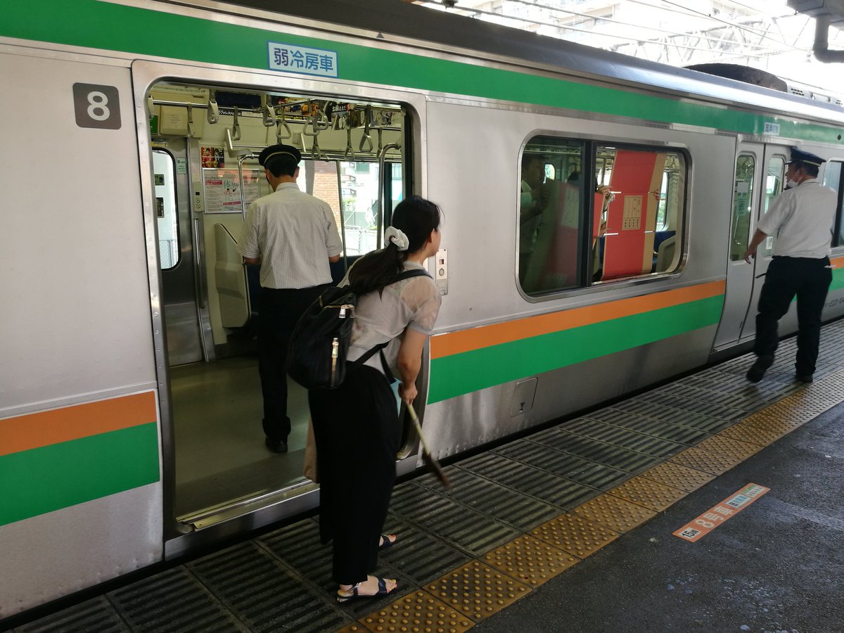 加藤 على تويتر ガラス窓割れてる 投石 宇都宮線 土呂駅 宇都宮行き
