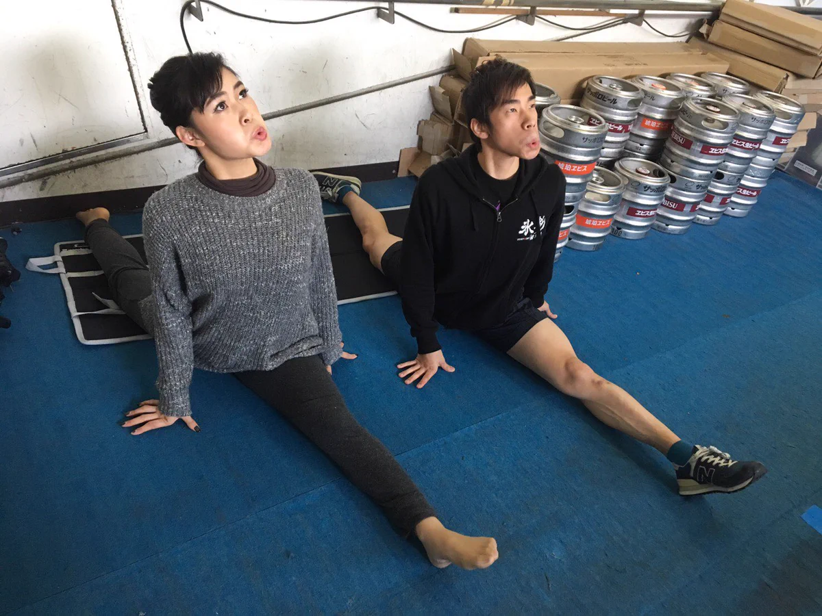 ストレッチするオスゴリラとメスゴリラ ！？仲良し信ちゃん佳菜ちゃんw