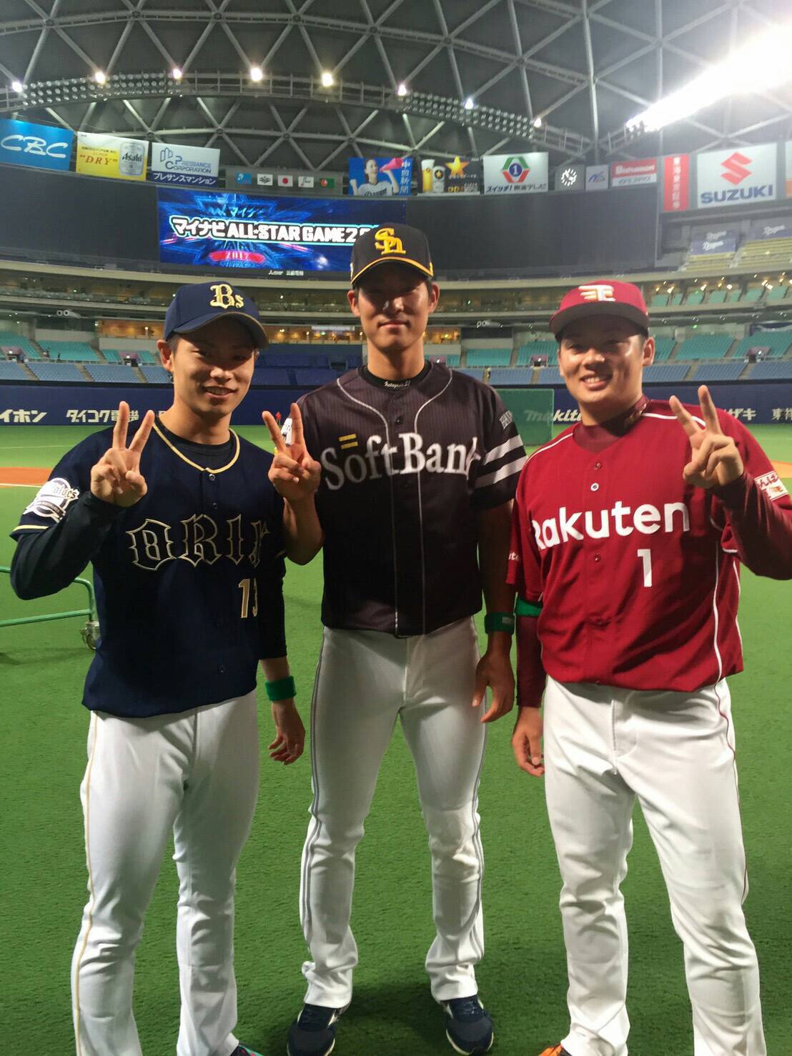 オリックス バファローズ En Twitter マイナビオールスターゲーム2017 山岡投手が勝利投手に パ リーグ同学年トリオの貴重なショット ホークス上林選手 イーグルス松井裕投手と Bs2017 プロ野球 Npb Orix オールスターゲーム
