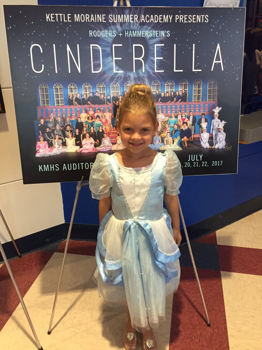 alyssavoigt13's tweet photo. Future @kmperform student! Amazing performance by @kmdistrict! #kmnation #kmproud #thesinging #thedancing #thecostumes #thesets #wow https://t.co/B8Y6GRyYlC