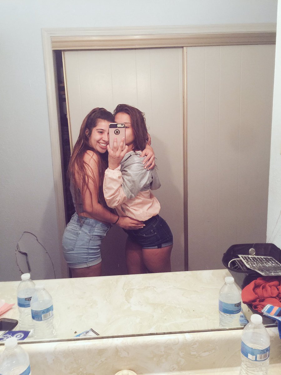 PaulaRenee11's tweet image. Soul sister💕🤙🏻 #poolnights