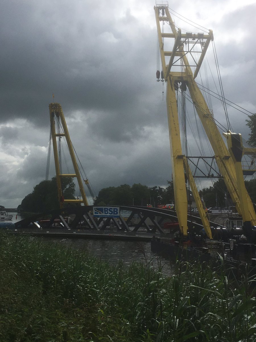De brug komt heel langzaam omhoog.