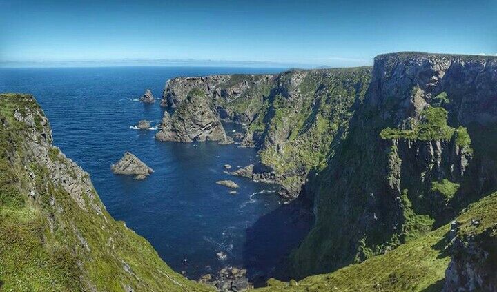 Arranmore Cliffs, Lovely are not they!  Tag us in your photos and Videos to be reshared!

#Ireland #LovingIreand 

Credits: @silkeschi