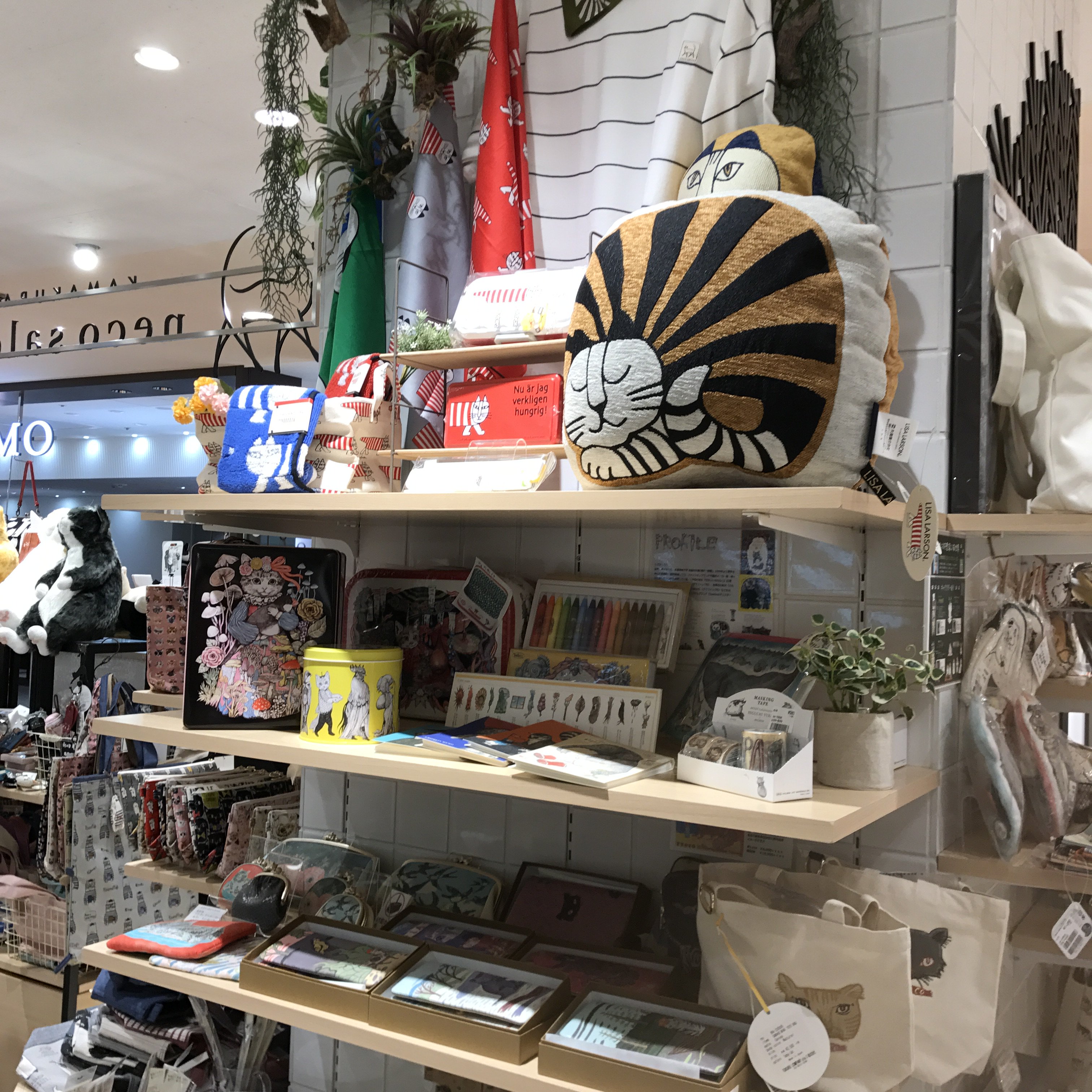 Ragna Twitterissa 丸井吉祥寺店２階にある 鎌倉ねこサロン 魅惑的な猫グッズに迷わされた ヒグチユウコさんの猫缶ケースが欲しい T Co Wxw4cdctec Twitter