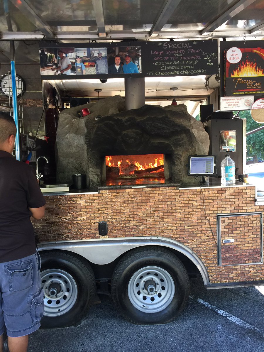 Etc Seattle V Twitter シアトル近郊のあちこちで見かける石窯ピザ屋台 マキで焼いてあり屋台とは思えない本格派ピザtuscan Stone Pizza