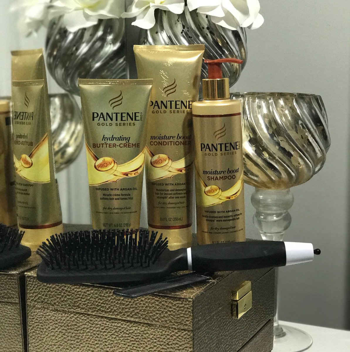 MeikoMichele's tweet photo. Managing natural hair and the summer heat can be a bit challenging. I found my new FAV. It left my hair more manageable and it smells great. https://t.co/YhGxhhN9iI