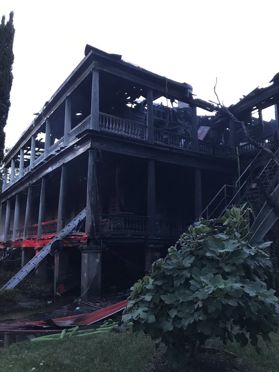 TippettJohn's tweet photo. Unit blk of Smith St. was the scene of a 3 alarm +, large, historic SFD converted to an MFD. Right after Cannon St. #balloonframe #hotday https://t.co/59BbBXuUAG