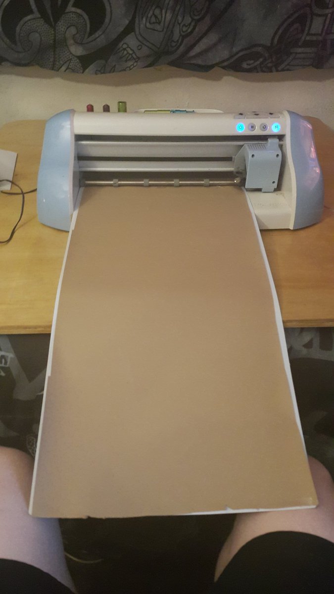 bat_erik's tweet image. Next on #Crafting with #Kartoffel I have loaded up the paper into my #Pazzles cutter, now to cut out the pattern and move on to the leather.