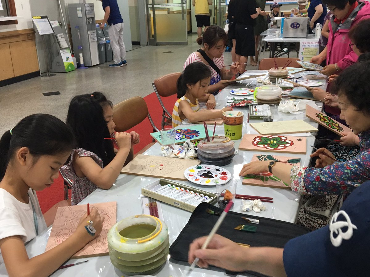 중원노인종합복지관 행사에 '연결고리'가 떴다! 섭외요청이 있어 #한국화체험부스가 진행되었는데요~! 오늘도 역시나 엄청난 인기를 끌었습니다 ^.~ 연결고리 모임은 문화재능나눔활동이 필요로 하신 곳이면 어디든 달려갑니다! #한솔복지관 #재능나눔
