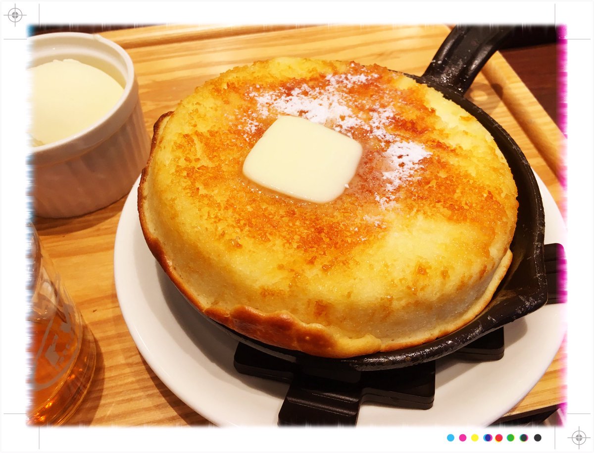 寺里うむ 東京駅の近くの東京ロビーの鉄鍋パンケーキ美味しかった 外がサクサク中がふわふわでバターの風味 しっかりしたスフレとか ふんわりしたフィナンシエに近いかな 小さめの鉄鍋だから意外とすんなり食べれるし 飲み物とアイス付のセットで1000円