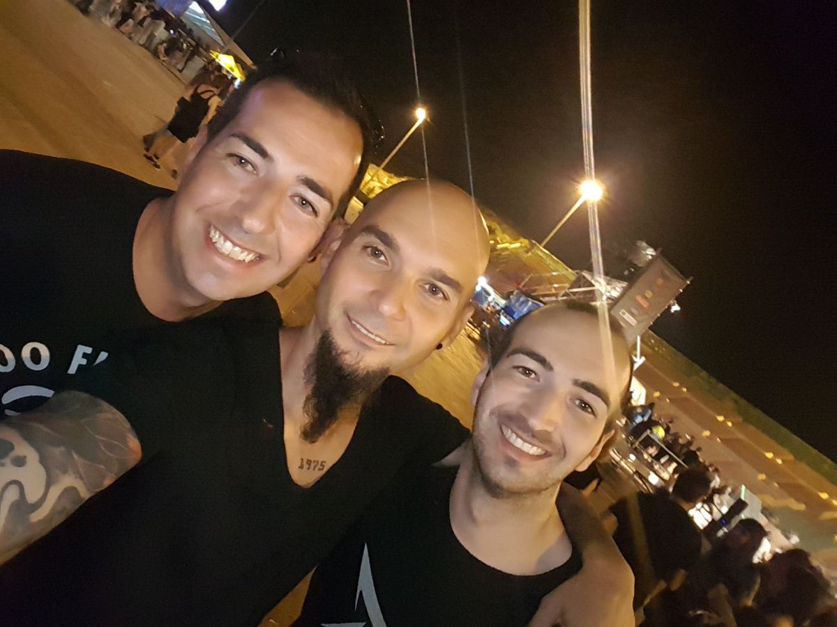 Manu_JH's tweet photo. No hay nada como encontrarse con @CarlosSober en el Garage Sound Fest,aunque espero que la proxima vez que le vea sea en el escenario https://t.co/5WjVVYpEOR