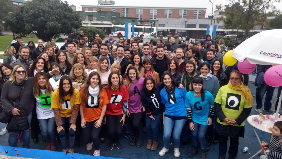 CaroStanley's tweet photo. #Ahora, empezando el Timbreo Nacional para escuchar a los vecinos de Ituzaingó. #CambiandoJuntos https://t.co/zRiTLzKcWS