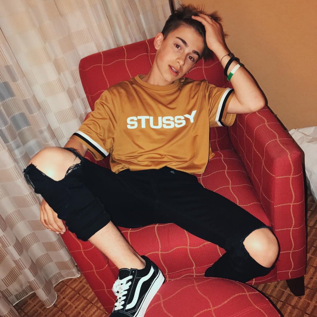 orlando_ariane's tweet photo. I voted him #TeenChoice for #ChoiceMusicWebStar @johnnyorlando you deserve to win❤ Ilysm❤ Use that hashtag😊 https://t.co/s7xVzLDgsL