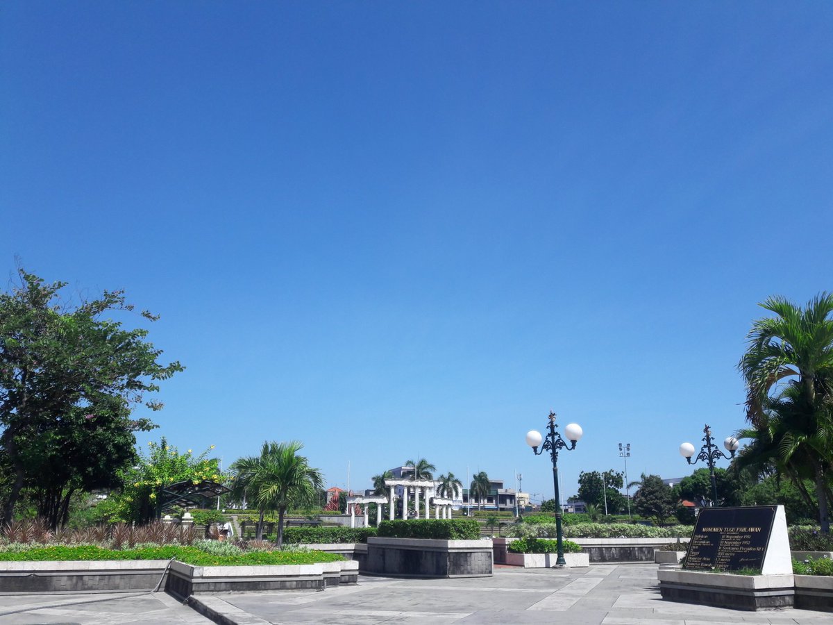 meizviraf's tweet photo. Day 13. Tugu Pahlawan Surabaya. Lagi suka-sukanya sama langit biru bersih.

#KPLog https://t.co/kydIgc9JP2