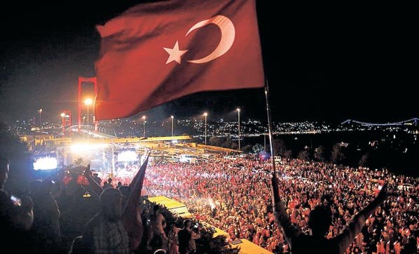 15 Temmuz'da vatan için canlarını siper eden kahramanlarımızı saygı ve şükranla anıyor, şehitlerimize Allah'tan rahmet diliyoruz.

#15Temmuz