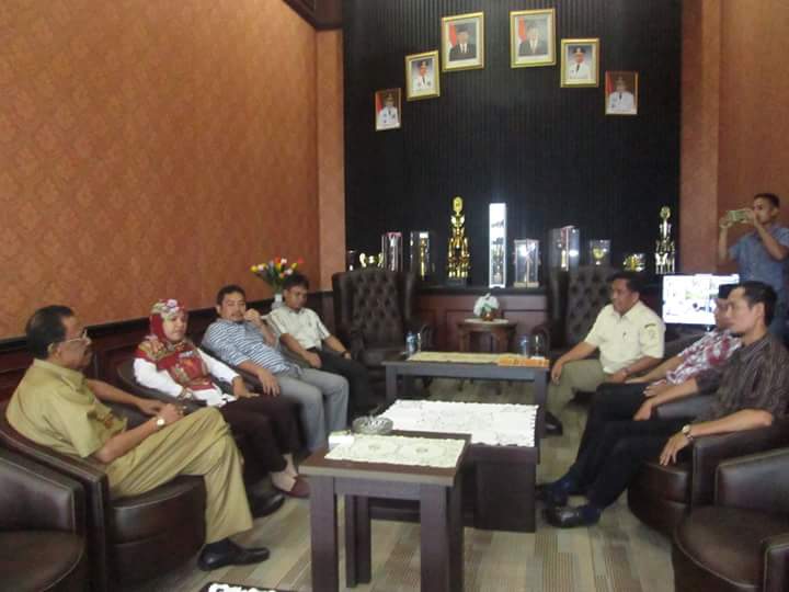 KpuSinjai's tweet photo. Rapat koordinasi KPU Sinjai dengan Bupati Kab. Sinjai , terkait dengan persiapan NPHD pilkada serentak 2018. (Tanassang, 11/7/17) https://t.co/OYzVVBIex9