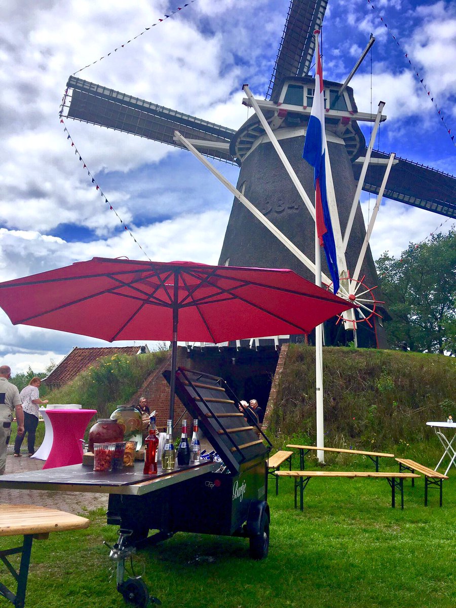 RestaurantFox's tweet photo. Eerst naar de molen voor #bruidstaart #fox #weddingexpress ism @Nostalgischrijd https://t.co/Sh6przAEup