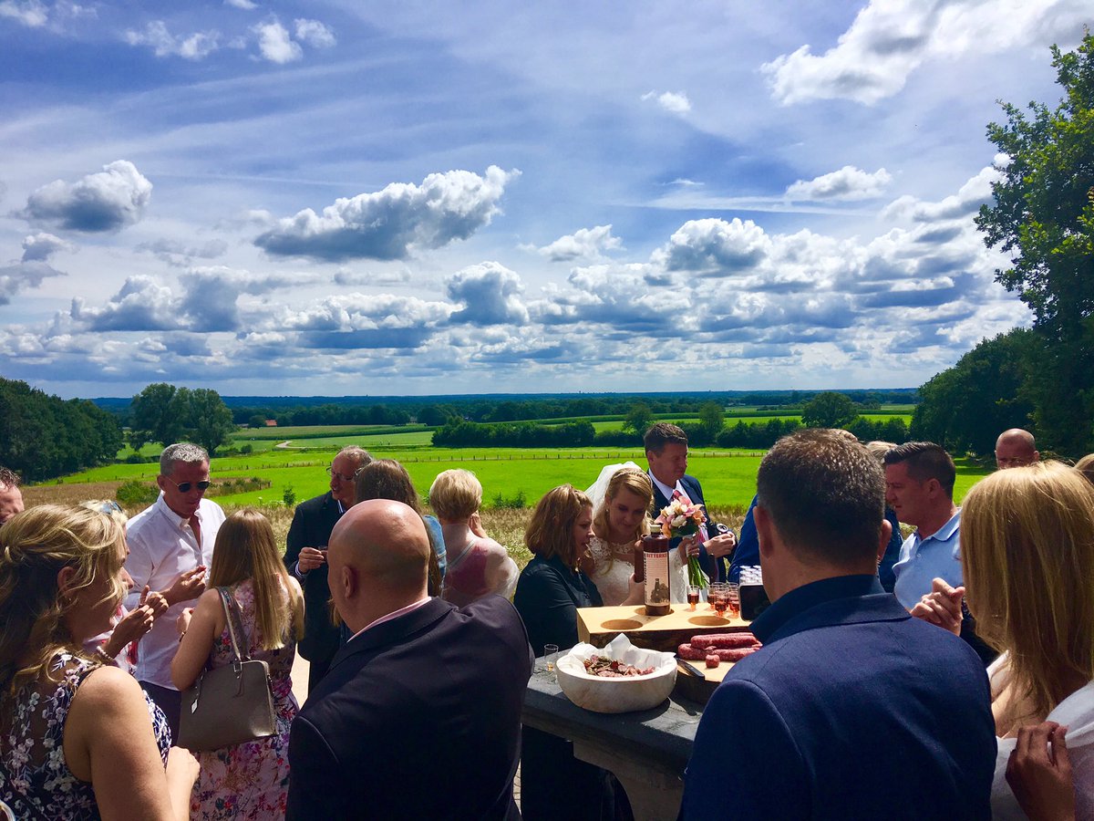 RestaurantFox's tweet photo. En vervolgens langs de #kuiperberg voor borrel en hapje #fox #weddingexpress ism @Nostalgischrijd https://t.co/X4kX9fhxfX
