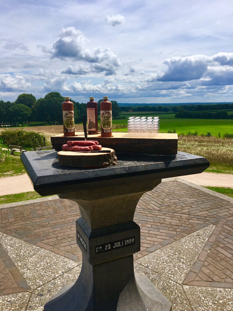 RestaurantFox's tweet photo. En vervolgens langs de #kuiperberg voor borrel en hapje #fox #weddingexpress ism @Nostalgischrijd https://t.co/X4kX9fhxfX