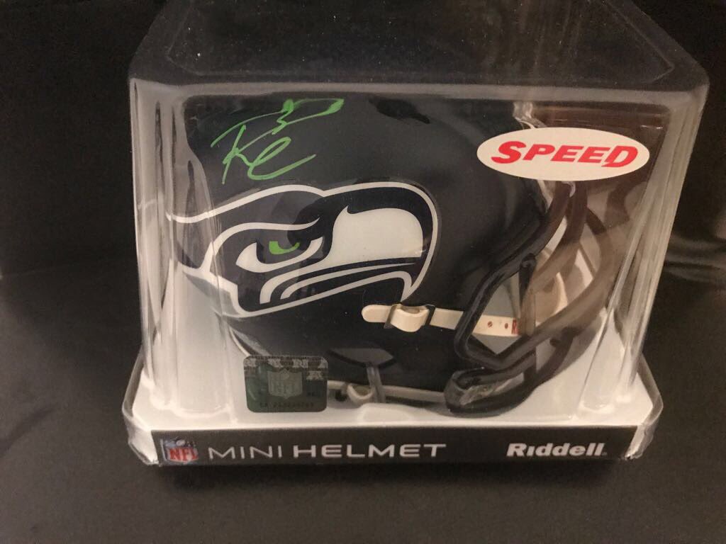 EatSleepFF's tweet image. New contest 🚨. Your chance to win a signed Russell Wilson mini helmet. 
All you have to do is:

1. Follow @EatSleepFF 
2. Retweet this photo