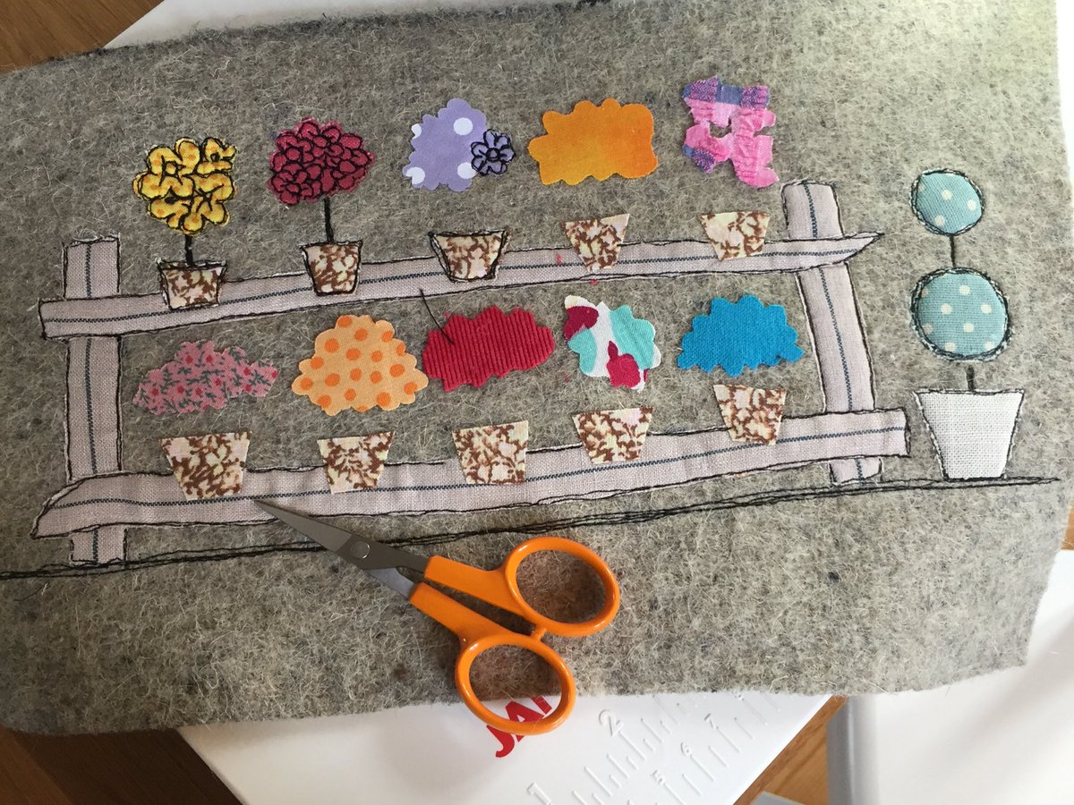 FlossieTwts's tweet photo. #sewing,#handmade,#textileart.
A work in progress #lovestudiotime https://t.co/V6VphODs4O