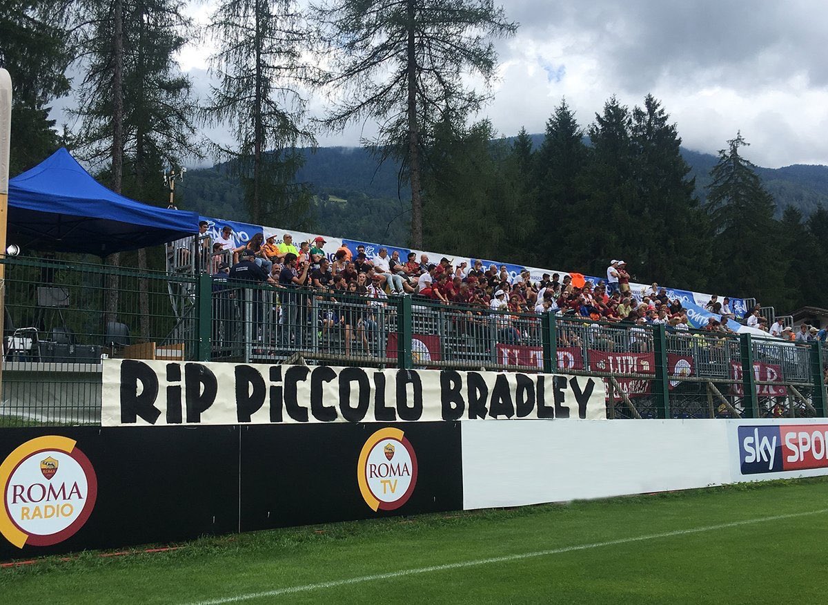 UKFootyBible's tweet photo. Roma fans pay tribute to Bradley Lowery during their friendly yesterday. "Rest in peace, little Bradley." ❤️ https://t.co/ivUJZVzs63