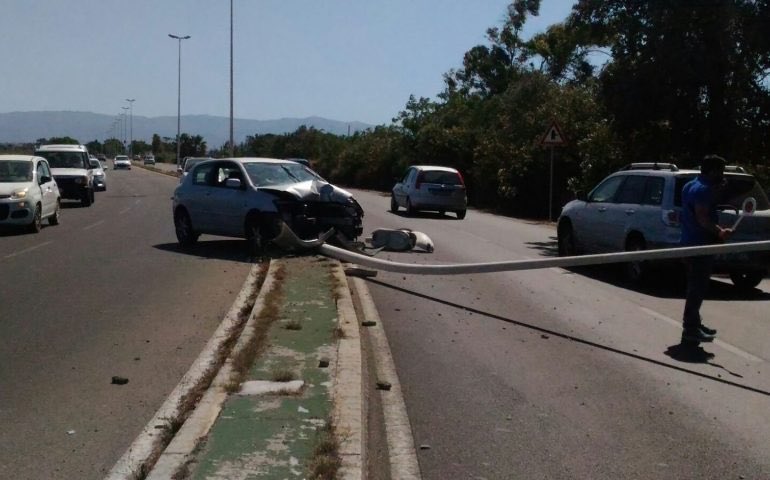 VistanetCA's tweet photo. Viale Lungo #Saline: #47enne finisce con l’auto contro un palo. Guidava senza patente nè assicurazione https://t.co/eefnSIIW3e https://t.co/2WXku7p3kO