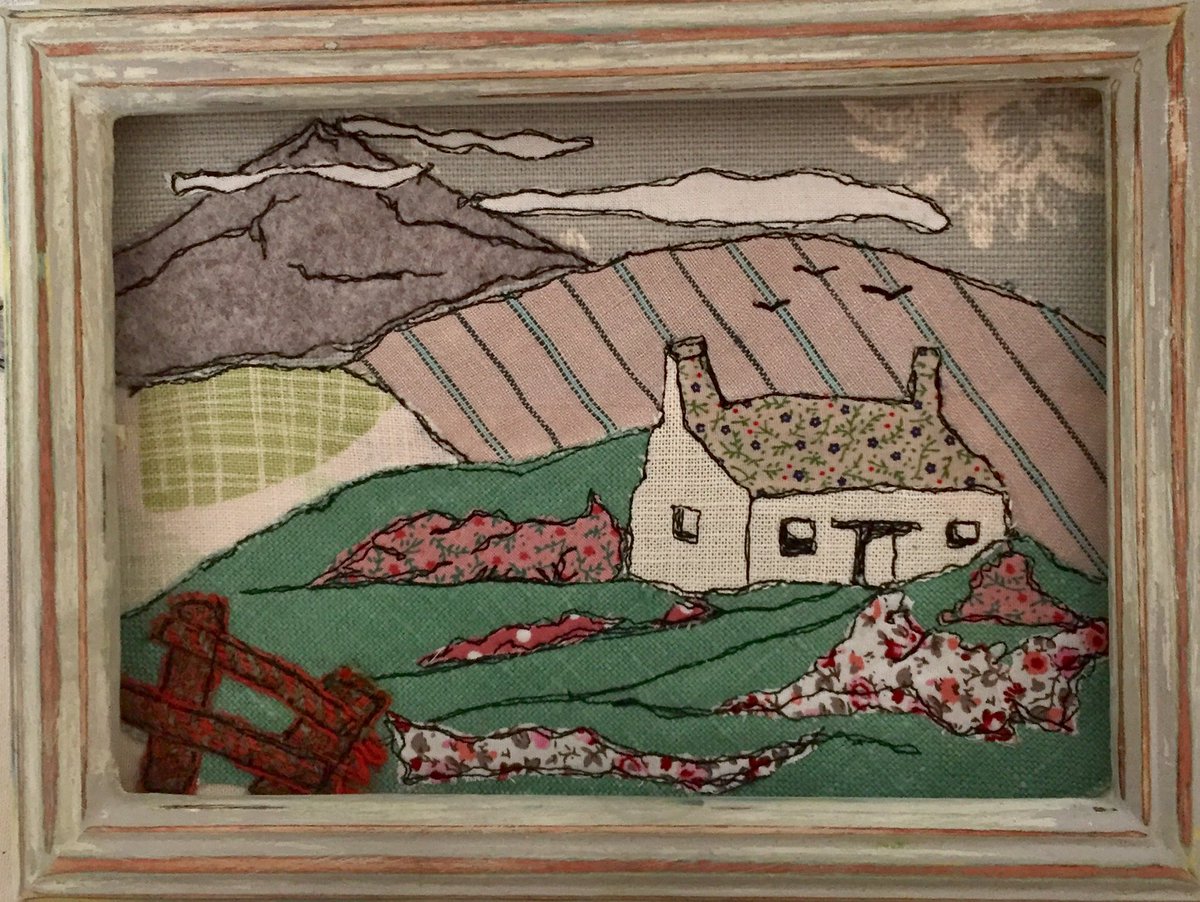 FlossieTwts's tweet photo. #sewing,#handmade#textileart.
Another completed piece. #lovestudiotime https://t.co/PdoODZ9ydz