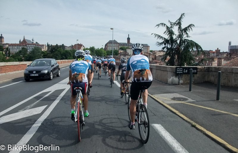 RadStatt's tweet photo. #ThrowBackSaturday: Die #TourdeFrance @letour_de ist gerade in der Gegend von Albi. #BesiAndFriends waren mit @BesiNicki auch da: 2014 :-) https://t.co/0Xlj9UXykJ
