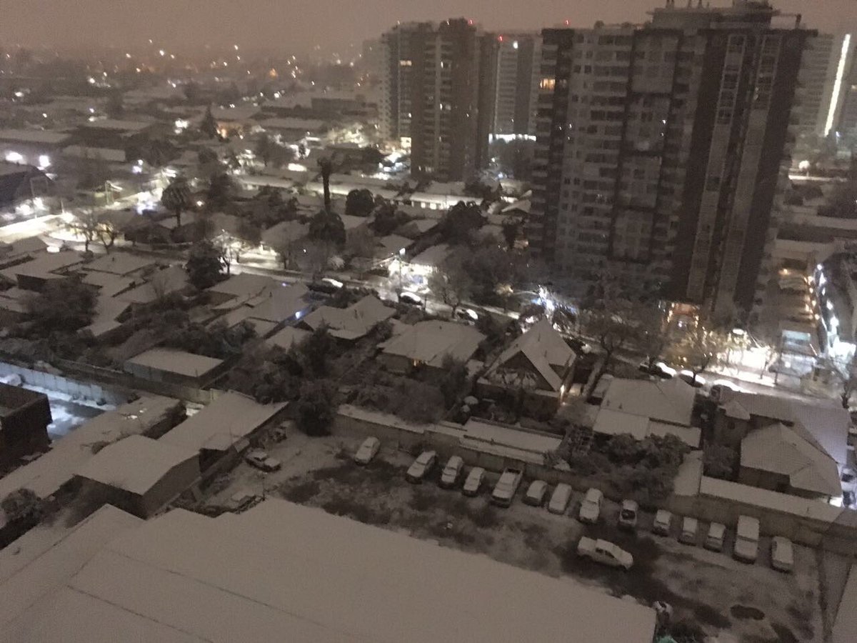 jovalaire's tweet photo. Desde Macul  saludo a todos los vecinos y vecinas que disfrutaron acá paro de nevar #OndaPolarTVN https://t.co/3BhCXnvEk0