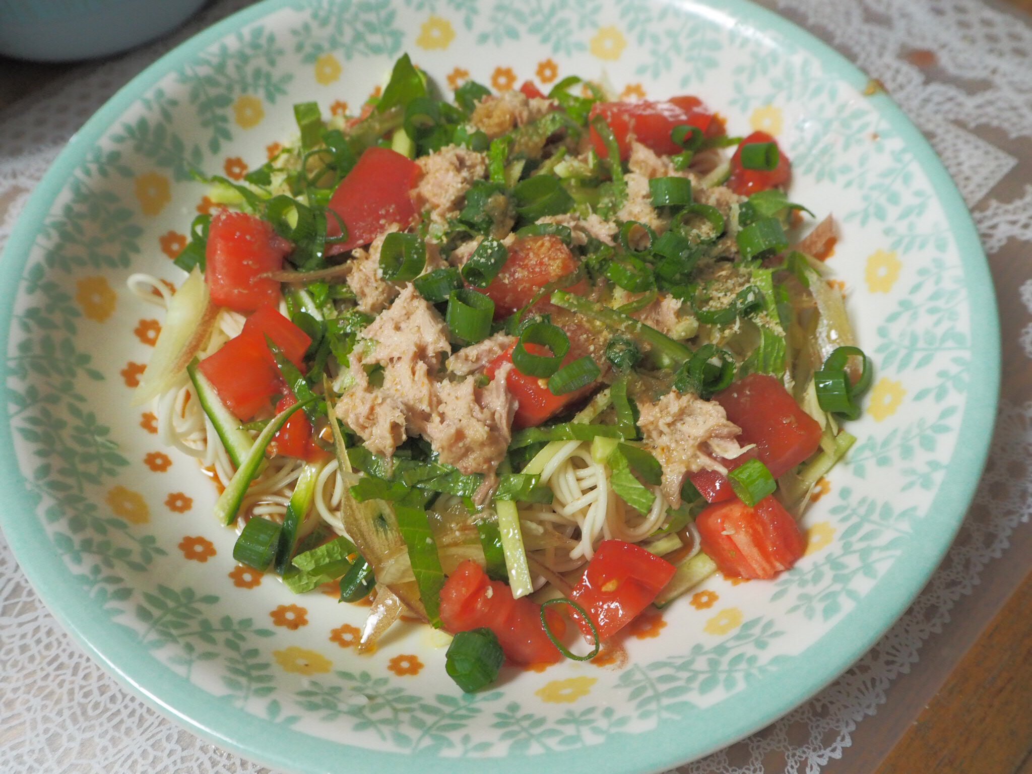 りんごぱい きのう何食べた 1巻2話のツナとトマトのぶっかけそうめんを作ってみました 簡単なのに具沢山ソーメンアレンジで大満足リピートします ٩ W و きのう何食べた 再現料理 漫画飯 T Co Dt1bdgbksr Twitter