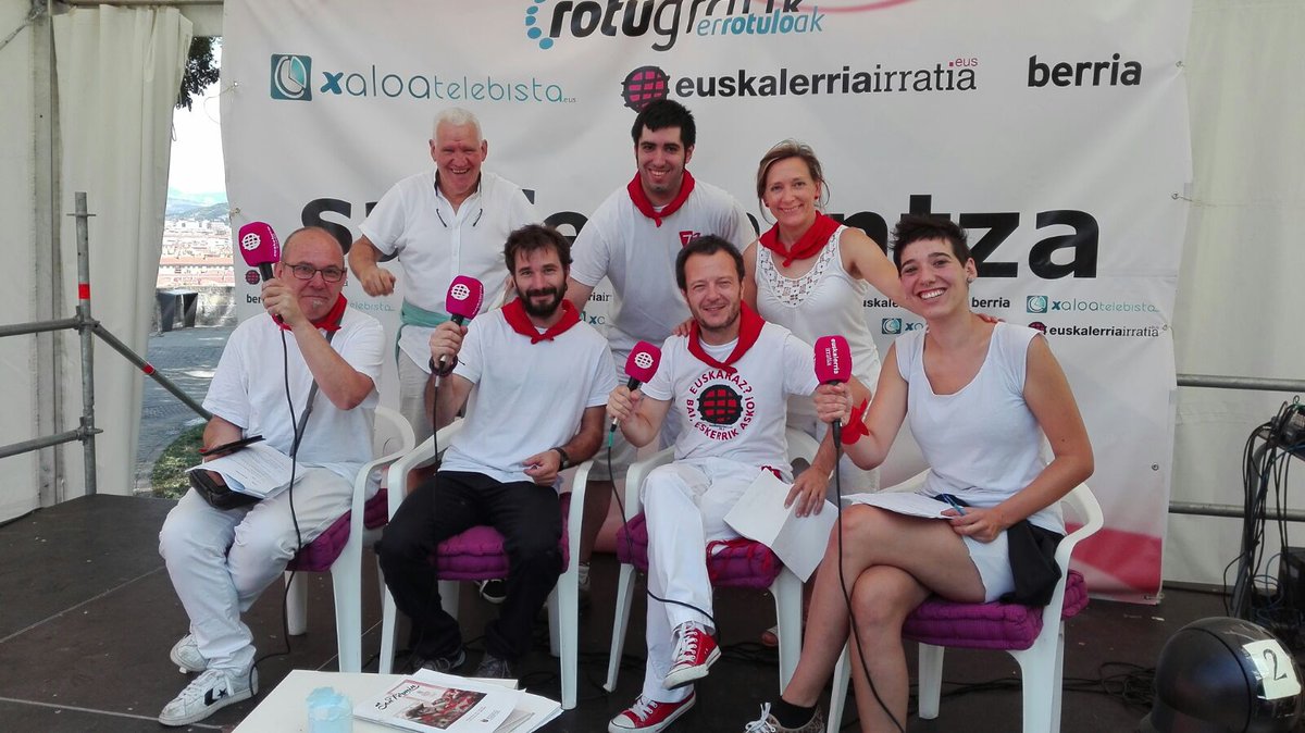 fm983irratia's tweet photo. Plazer hutsa Sanferm!ntza saioa O plazatik, @HerriSFerminak|en gunetik egitea. Esker mila, bihotzez, parte hartu duzuen guztioi! #SFK17 https://t.co/9Kyrzaqyv5
