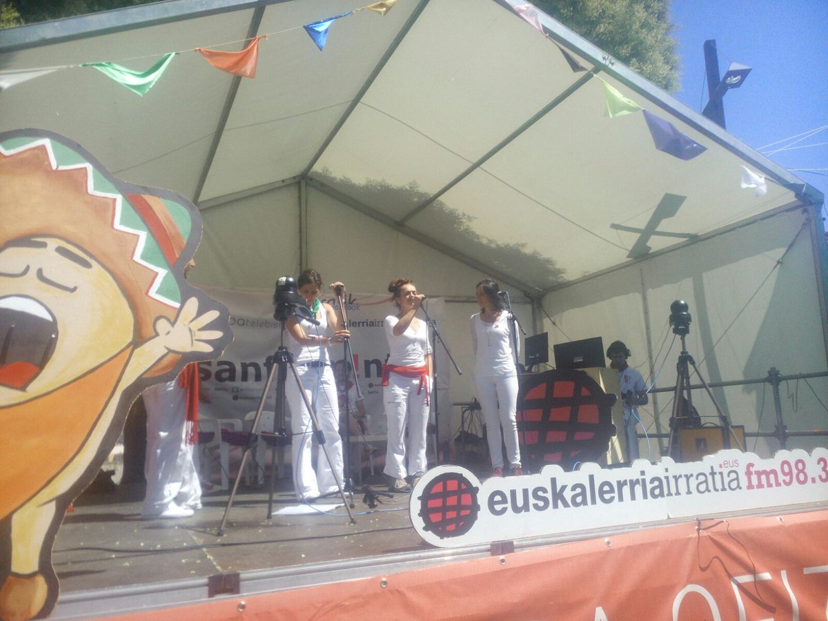 fm983irratia's tweet photo. Plazer hutsa Sanferm!ntza saioa O plazatik, @HerriSFerminak|en gunetik egitea. Esker mila, bihotzez, parte hartu duzuen guztioi! #SFK17 https://t.co/9Kyrzaqyv5