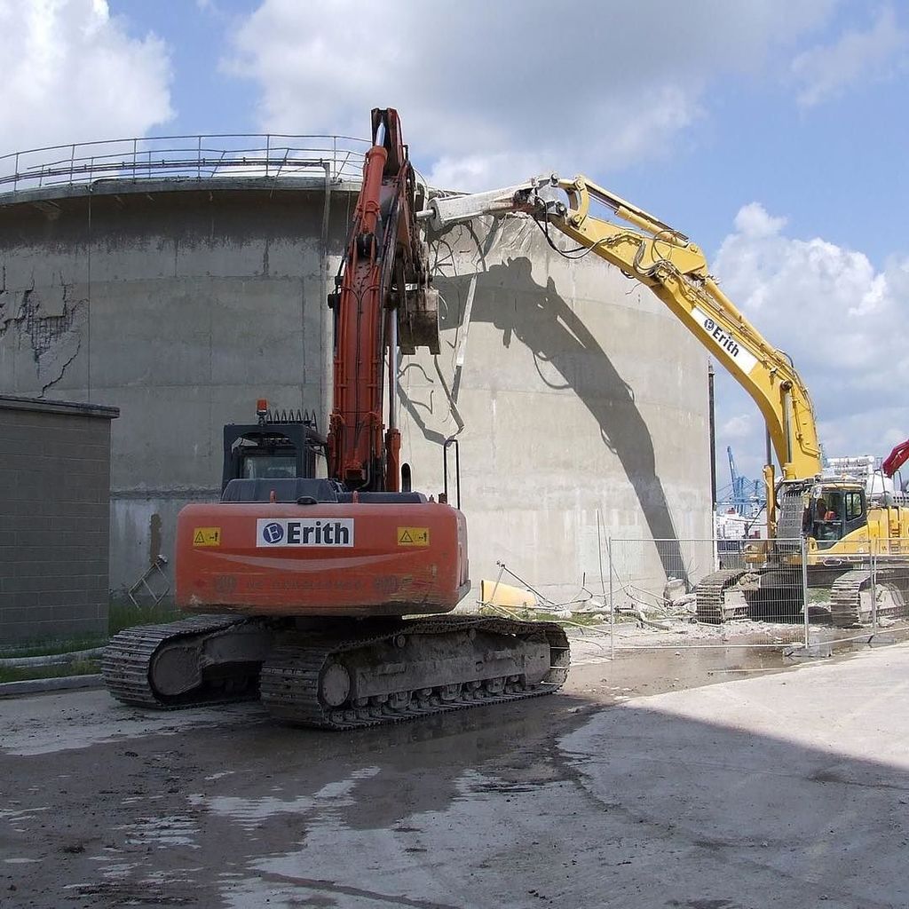 demolitionnews's tweet photo. Because two heads are better than one #demolition #wrecking #demolish #construction #constructionequipment #excav… https://t.co/Wq7RRNTUK7 https://t.co/9y7VBcTnsE