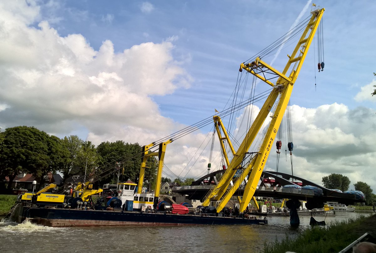 Ook de tweede brug is bijna op zijn plaats. Precisiewerk voor de <a href="/BSBStaalbouw/">BSB Staalbouw</a> brug. #zuidhorn