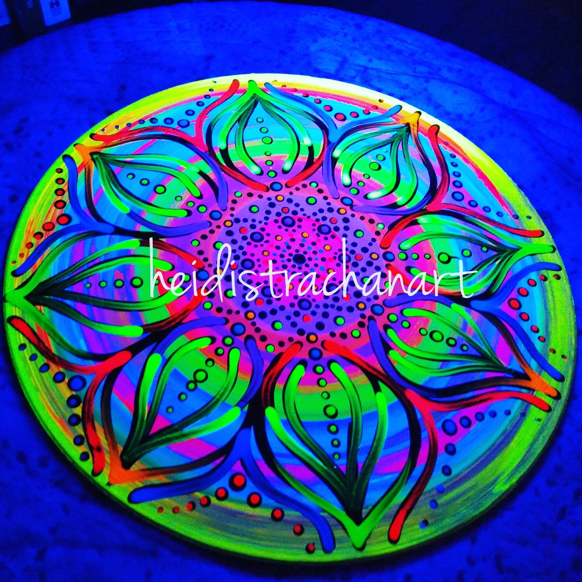 HStrachanArt's tweet photo. A small sample of the UV mandalas I made this week for Singing Sticks festival next weekend ✨ https://t.co/sp1DObfof5 https://t.co/Tb0ayLi7xJ