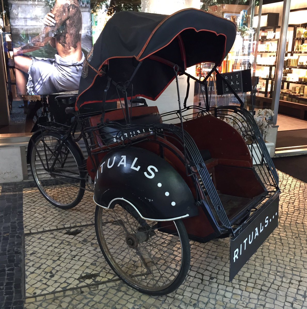 NantesCargoBike's tweet photo. Triporteurs lisboètes (suite), avec ce superbe modèle devant une parfumerie https://t.co/Y91wrBMAw7