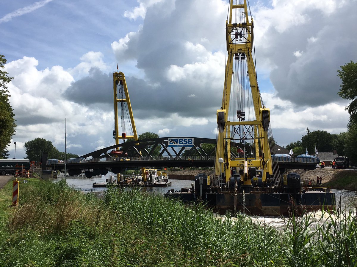 Heerlijk in het zonnetje genieten van een technisch hoogstandje. Hebo Lift 6 en 7 hijsen de hefbrug van <a href="/BSBStaalbouw/">BSB Staalbouw</a> op zijn plaats.