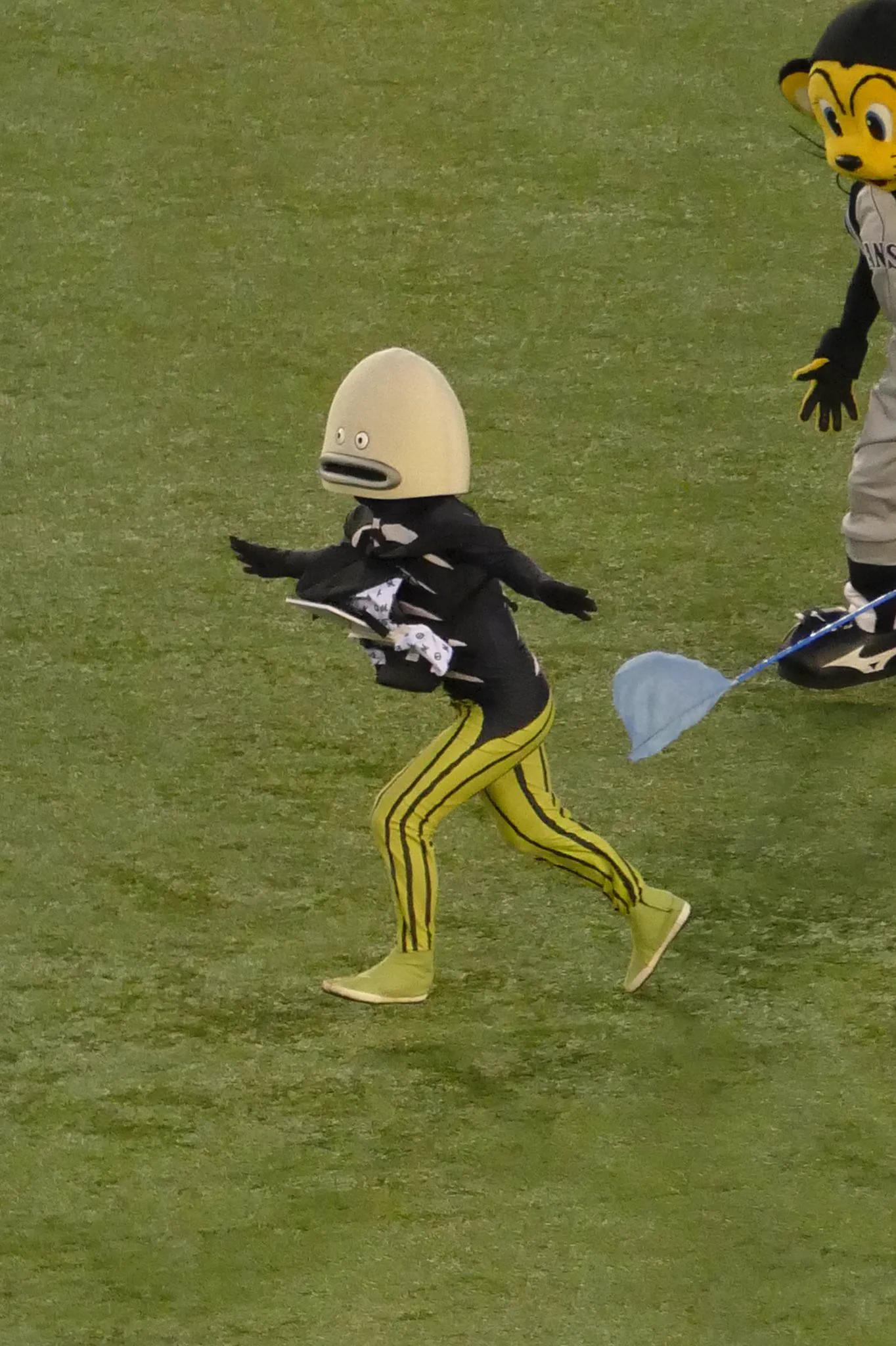 ロッテのマスコットｗ各球団のマスコットから捕獲されるｗｗｗ