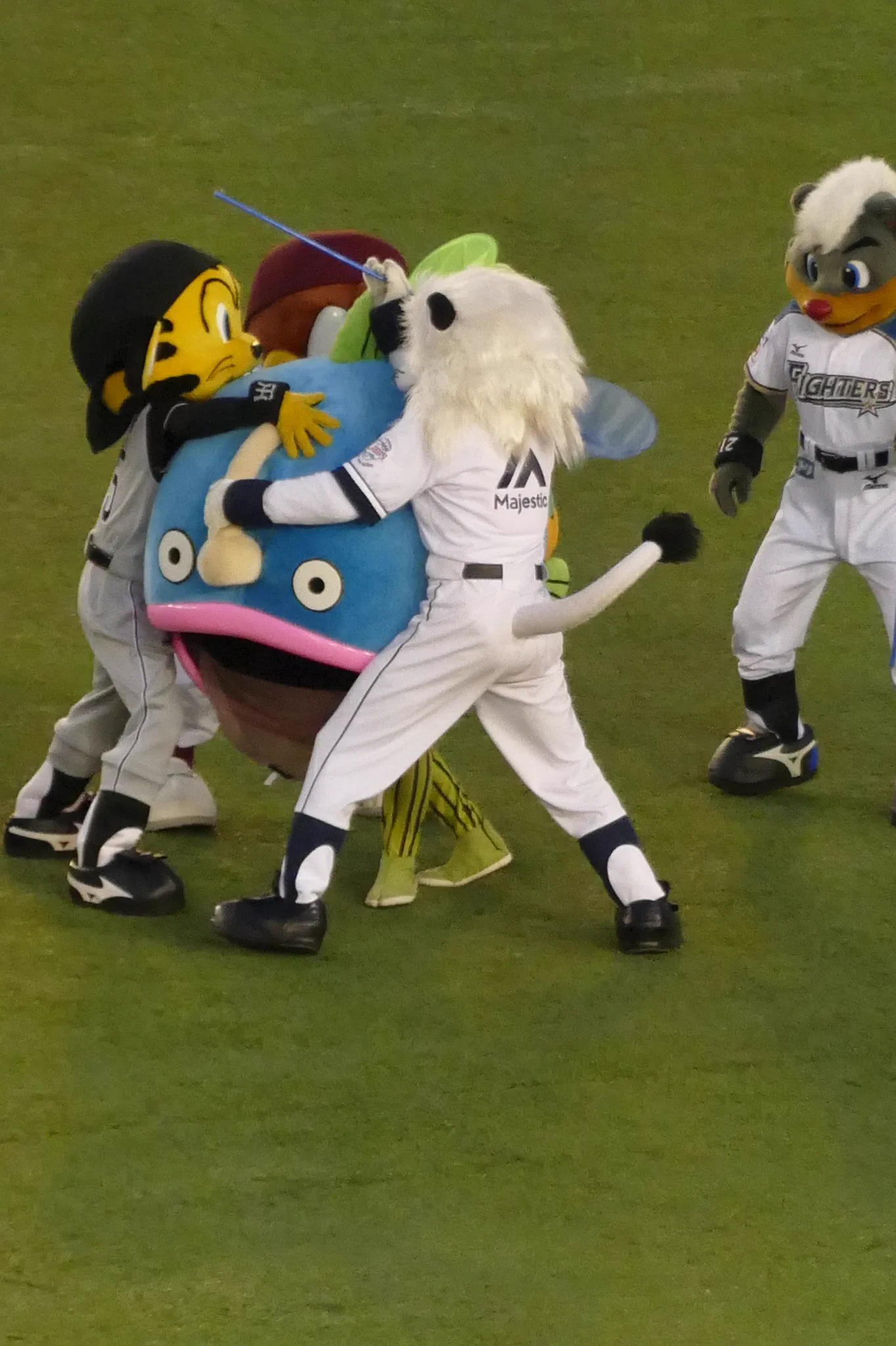 ロッテのマスコットｗ各球団のマスコットから捕獲されるｗｗｗ