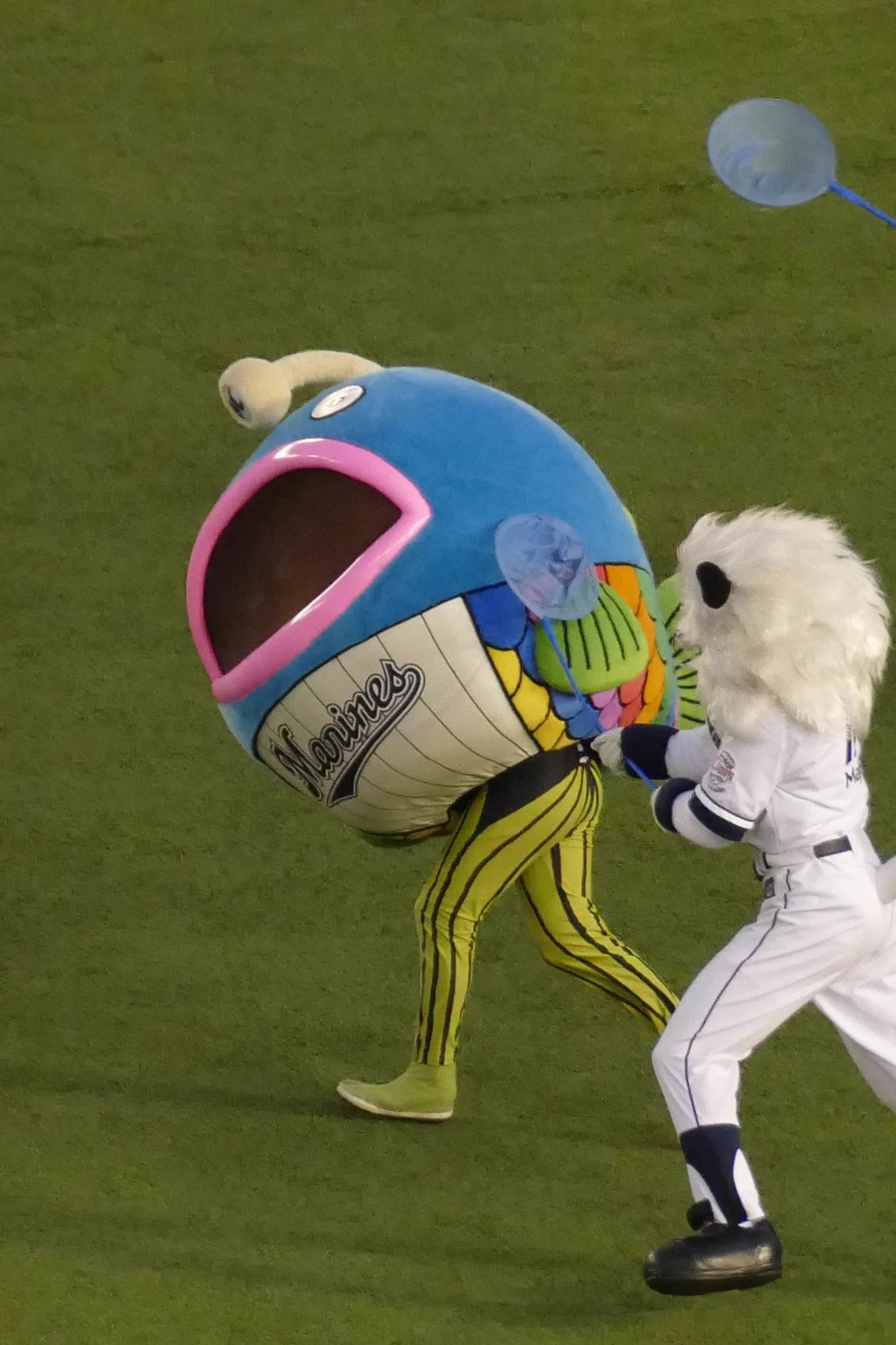 ロッテのマスコットｗ各球団のマスコットから捕獲されるｗｗｗ