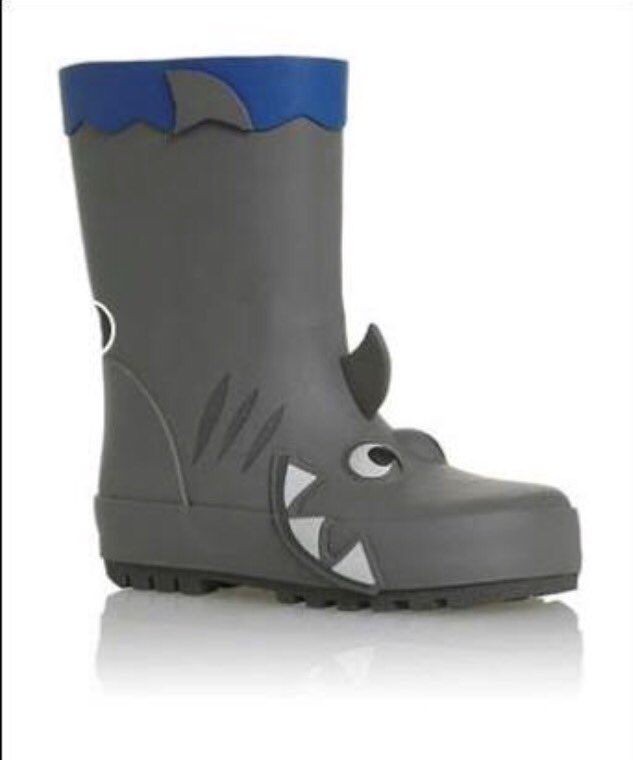 GUCronulla's tweet photo. You might need these tonight @Cronulla_Sharks ! Good luck boys against @GCTitans #upupcronulla #cronulla #sharkies #mudbath https://t.co/87ROozD5JJ
