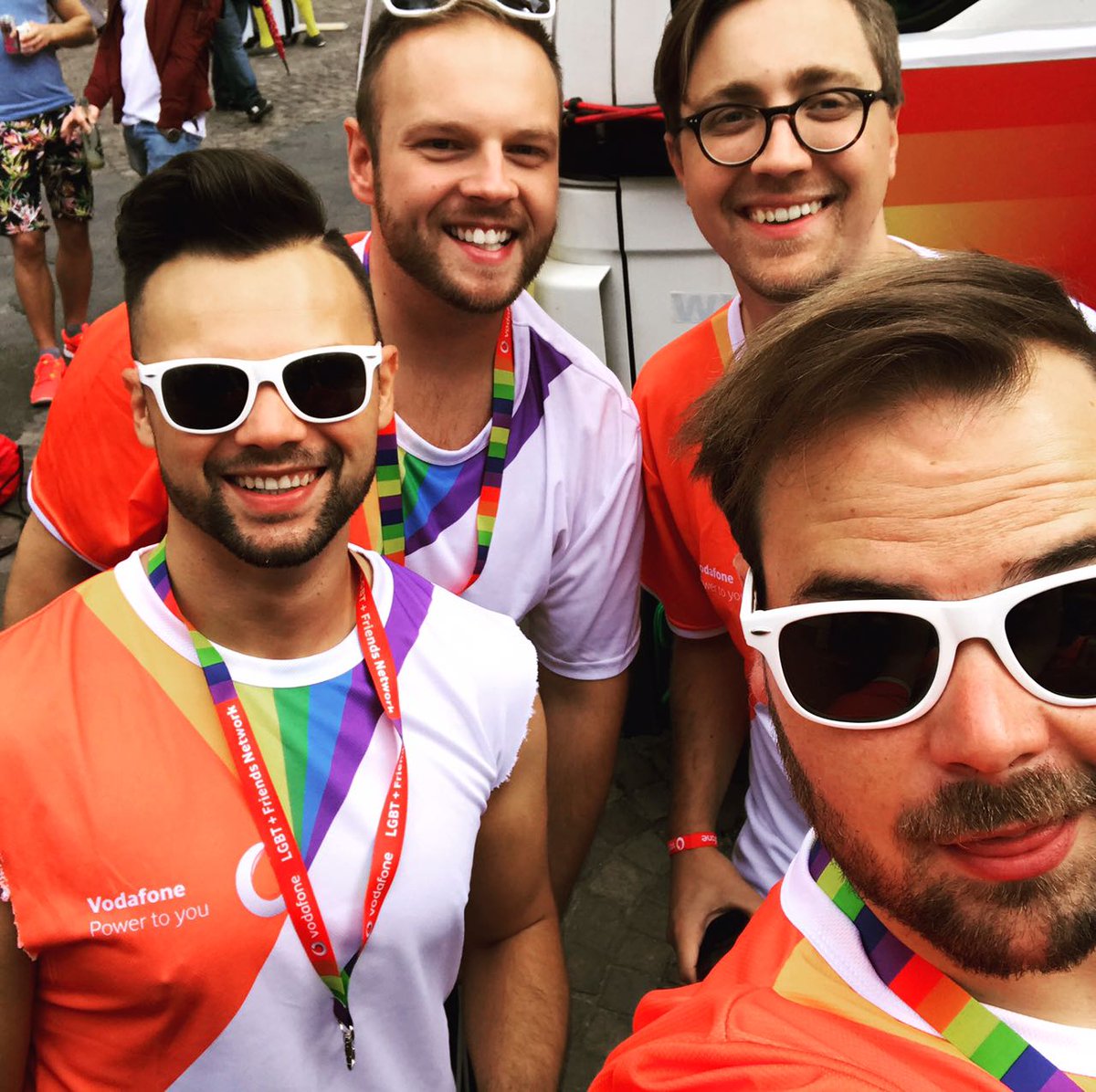 vodafone_de's tweet photo. Jetzt geht's los mit Vodafone auf dem #csdfrankfurt - Happy Pride! Mehr dazu: https://t.co/rX88NMvHFW #powertoeveryone #pride #csd #parade https://t.co/Uz8UmmWwi2