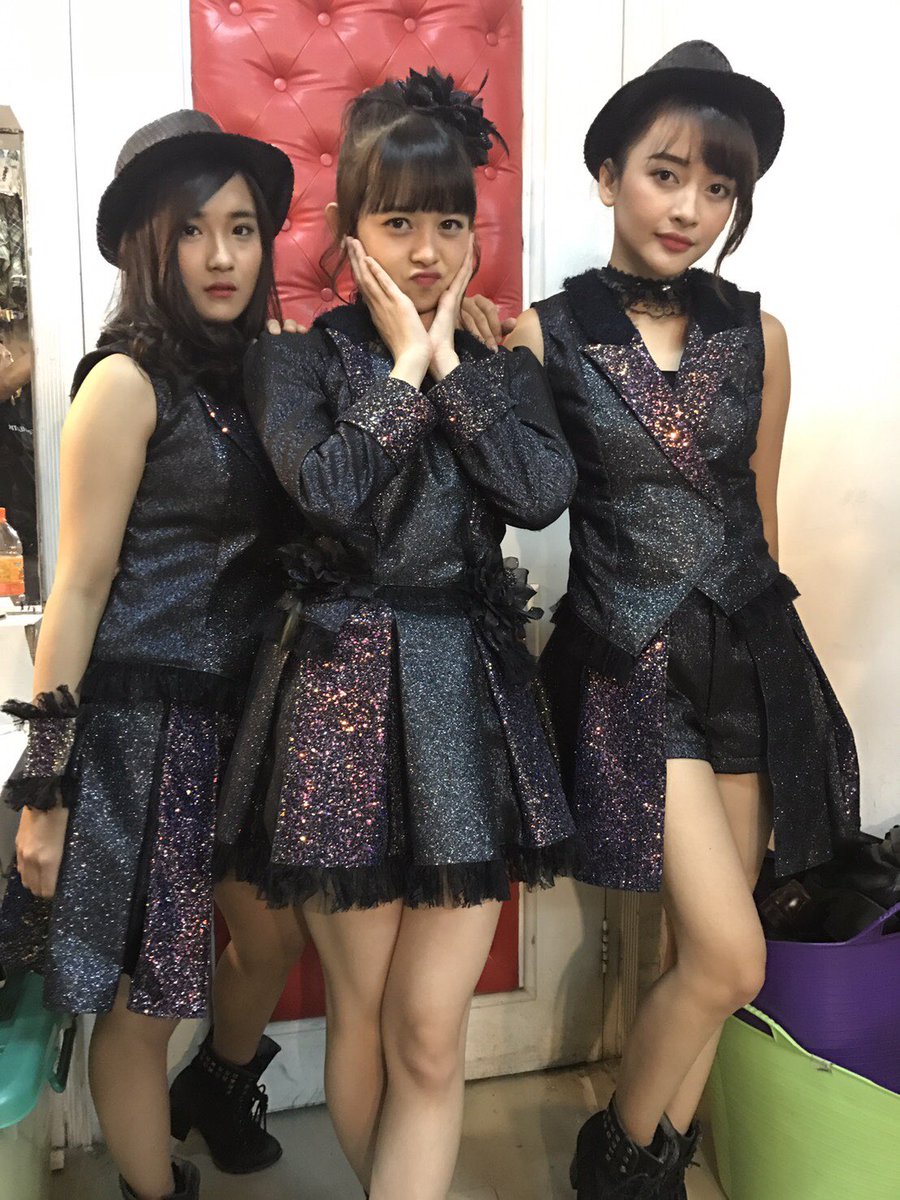 F_FeniJKT48's tweet photo. Waaaaa!!!!!!!!! Makasih banyak theater hari ini!!😍😍😍😝 faint!!!😚💗💗 gimana nii?!?😚😚😚hehe https://t.co/8jKH1HE69I
