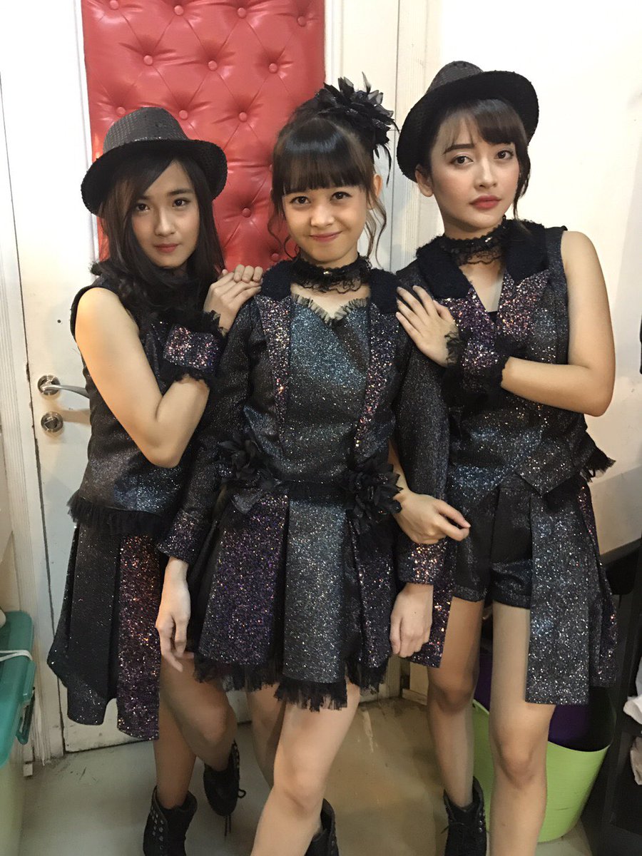 F_FeniJKT48's tweet photo. Waaaaa!!!!!!!!! Makasih banyak theater hari ini!!😍😍😍😝 faint!!!😚💗💗 gimana nii?!?😚😚😚hehe https://t.co/8jKH1HE69I