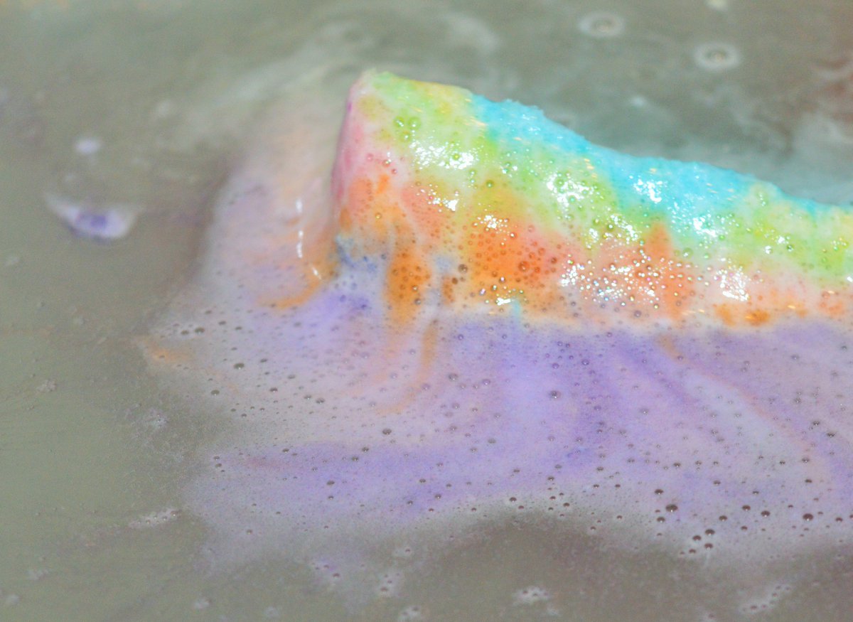 Zoey_OTL's tweet photo. Love how the #UnicornBathCruble from @A_Djalo foams and fizzes! #BathandHerbs #bath #bathcrumble https://t.co/kNWHKQolZP https://t.co/4MasKpAULr