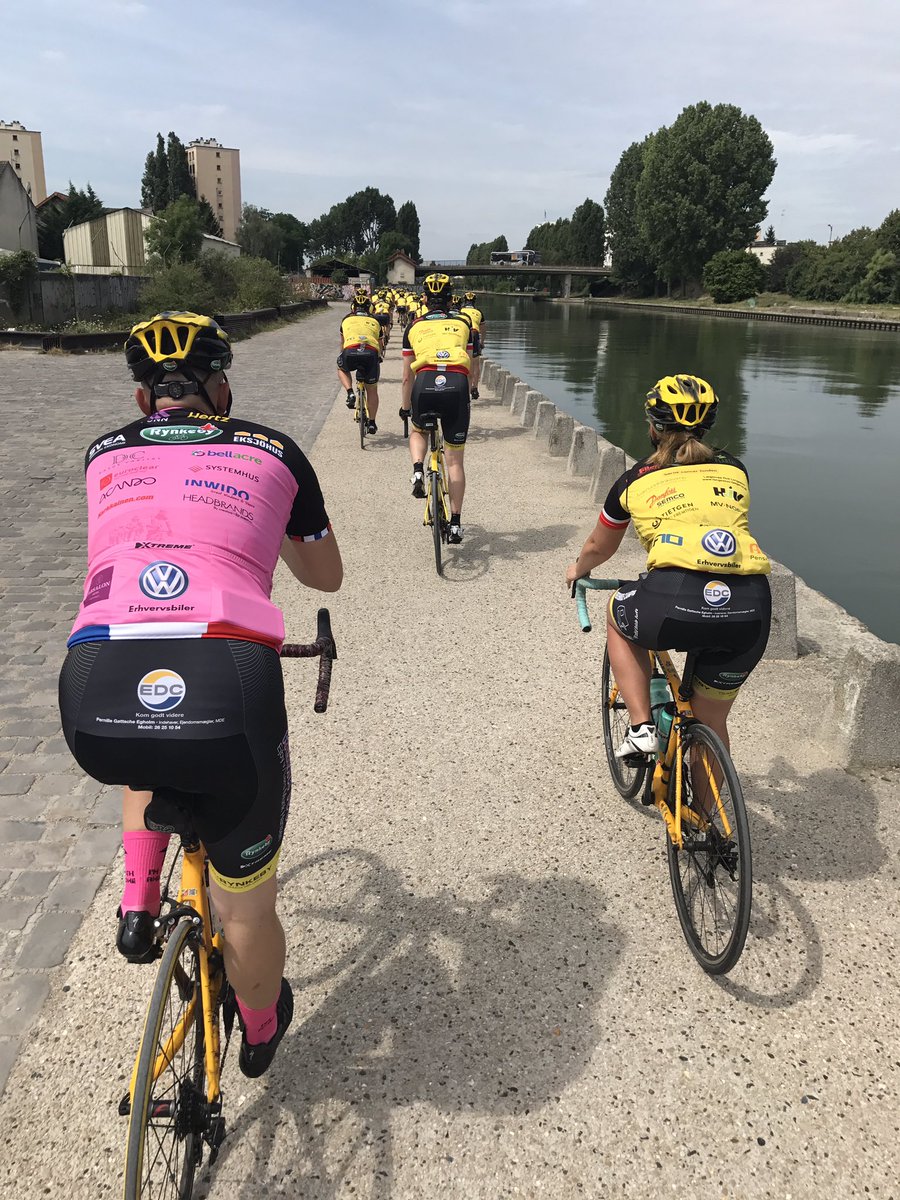 PoulKjaergaard's tweet photo. Gult felt med nuancer på vej langs kanalen, der leder TRO de sidste km ind mod Paris. #trodense https://t.co/okYBdWvGQu