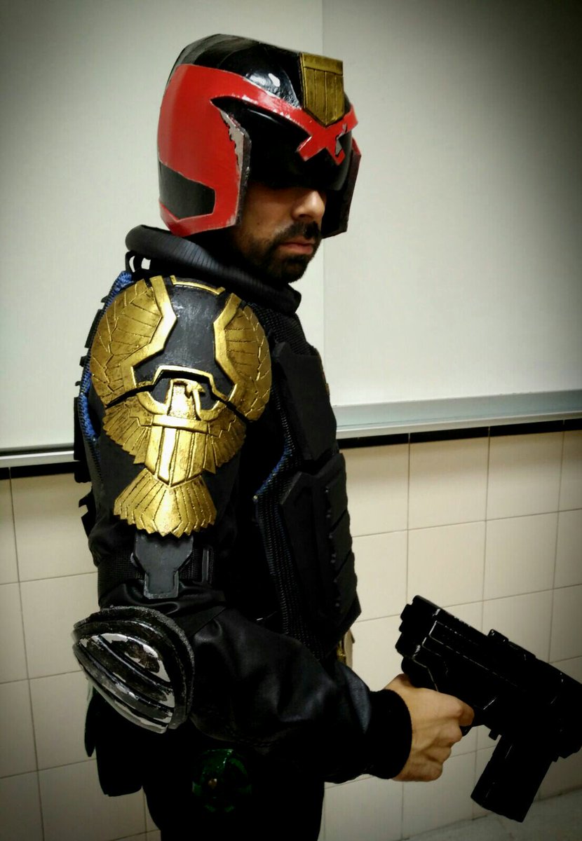 LuismiGranda's tweet photo. DONE! #Dredd costume​ for the #PropWeek in my film class! #propculture @testedcom @donttrythis @FrankIppolito https://t.co/X9G0IaVtx7