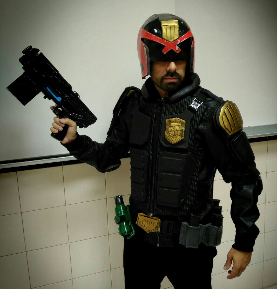 LuismiGranda's tweet photo. DONE! #Dredd costume​ for the #PropWeek in my film class! #propculture @testedcom @donttrythis @FrankIppolito https://t.co/X9G0IaVtx7